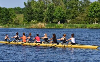 women rowing team
